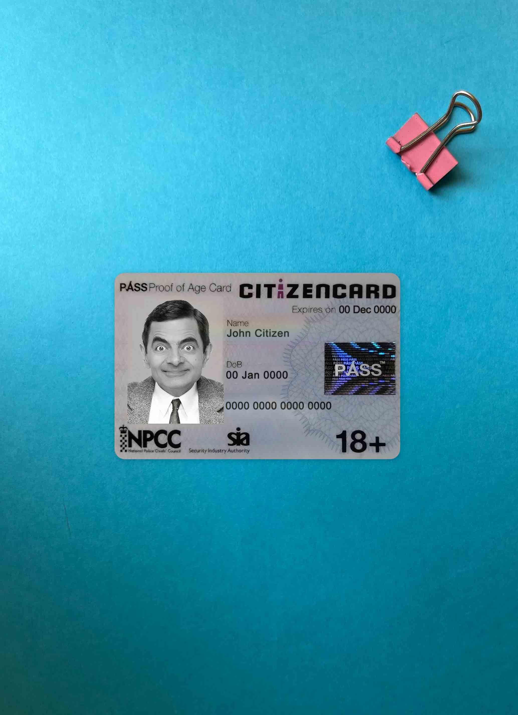 Реалистичный Скачать Великобритания Pass CitizenCard (Подтверждение Age Карта) Фотоэффект Лицевая Сторона Photoshop Шаблон